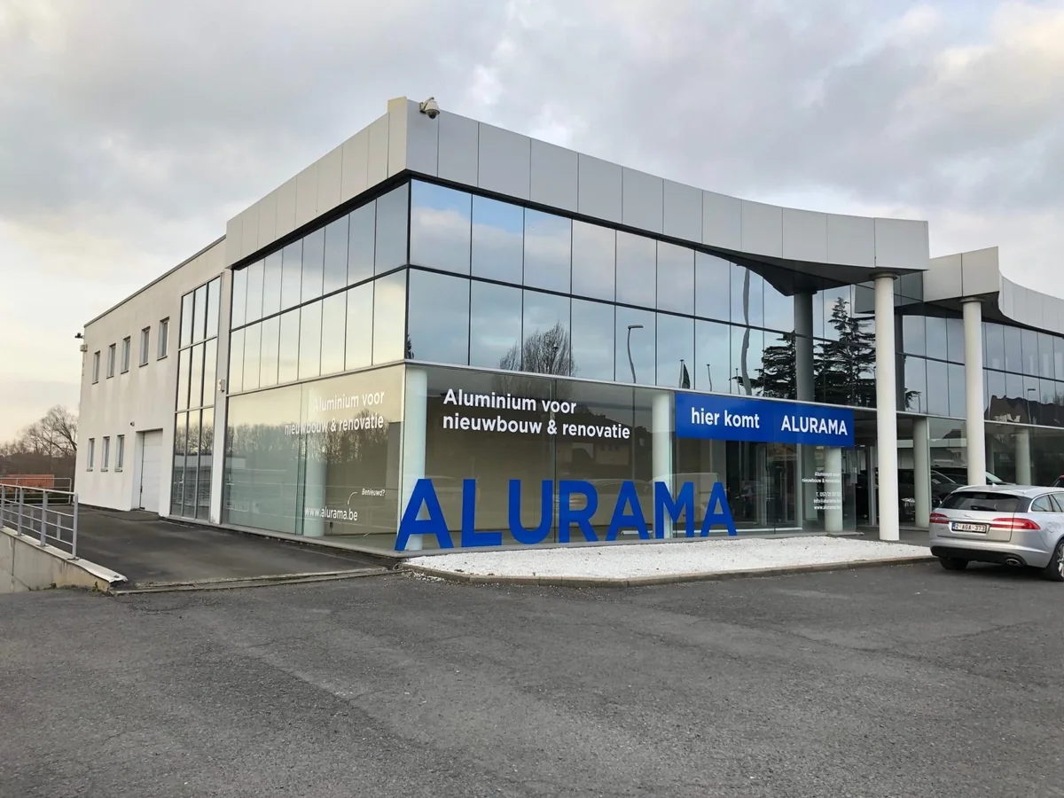 Raambelettering voor showroom Alurama door Verhulst-Vandamme